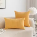 Moderner gelber Kissenbezug aus Cord für das Sofa in gemütlicher Inneneinrichtung - 30x50cm / Luxus Gold