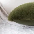 Détail macro de la housse de coussin décorative en fausse fourrure vert olive chic - 45x45cm (Sans Noyau) / Vert Algue Fausse Fourrure