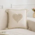 Housse de coussin beige style nordique avec cœur tufté et glands décoratifs - Cœur Beige