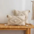 Boho θήκη μαξιλαριού με γεωμετρικό κέντημα και διακοσμητικές φούντες σε μπεζ - 30x50cm (Μόνο Κάλυμμα) / Τρίγωνο
