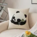Modernes Deko-Wurfkissen mit niedlichem Panda-Stickereidesign für Sofa oder Bett - Naschbär / 45x45cm Ohne Inlett