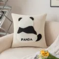 Modernes minimalistisches beiges Kissen mit einem süßen schwarz-weiß bestickten Panda - Panda von Hinten / 45x45cm Ohne Inlett