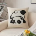 Quadratisches Dekokissen mit süßem Pandamotiv in weichem Creme für das Wohnzimmer - Ringender Panda / 45x45cm Ohne Inlett