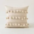 Boho-Kissenbezug in Creme mit dekorativen Spitzenreihen und hängenden Pompon-Quasten-Details - 45*45cm Ohne Kern / Drei-Reihen Pompon