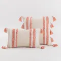 Boho-Kissenbezug mit getufteten orangefarbenen Streifen und dekorativen Quasten - Orange