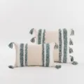 Elegante böhmische Kissenhülle mit dunkelgrünen Quasten für das Sofa oder Bett - Grasgrün