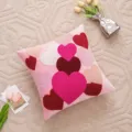 Housse de coussin rose avec des cœurs brodés multicolores sur un tapis texturé - 45*45cm Sans Cœur / Bulles de Cœur