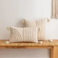 Κρεμ Wabi-Sabi κάλυμμα μαξιλαριού με γεωμετρικό κέντημα και κομψές φούντες στις γωνίες - 30x50cm (Μόνο Κάλυμμα) / Ηχητικό κύμα
