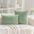 Taie d'oreiller en fausse fourrure vert sauge avec texture rayée sur canapé blanc - 45x45cm (Sans Noyau) / Vert Clair Lapin Grille