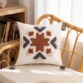 Fodera per cuscino stile Boho con ricamo geometrico e nappe colorate agli angoli - Motivo Convergente