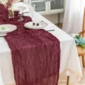 Elegante runner da tavola in garza stropicciata bordeaux per decorazioni da festa - 90x180cm / Rosso ciliegia