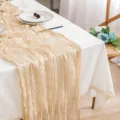 Elegante runner da tavola in garza plissettata champagne per decoro di matrimonio. - Champagne