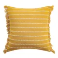 Funda de cojín boho tejida en color amarillo con rayas blancas y flecos laterales - Base Amarilla Haz Blanco