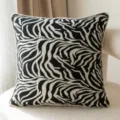 Eleganter Kissenbezug mit schwarz-weißem Zebramuster auf einem cremefarbenen Bouclé-Sessel - 30x50cm (Nur Bezug) / Zebraprint