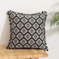 Böhmischer Kissenbezug mit schwarz-weißem geometrischem Muster und dekorativen Bommelkanten - 45x45cm (Ohne Füllung) / Schwarz-Weiß-Ziegel