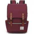 Detalle frontal de una mochila de lona granate con correas de cuero y hebillas. - Burdeos