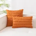 Boho Kissenbezug aus Baumwolle und Leinen mit Quasten in Orange auf einem weißen Sofa - 45x45cm Mit Füllung / Orange