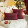 Set di federe natalizie scozzesi rosse e verdi su un soffice tappeto di ecopelliccia bianca - Quadri Rossi Fini / 45x45cm