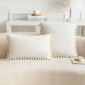 Elegante funda de cojín de terciopelo crema con borde decorativo de pompones suave - Solo Funda (Sin Relleno) / 30x50cm / Blanco Leche