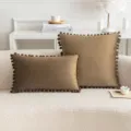 Dos fundas de cojín de terciopelo marrón con ribete de pompones en un sofá blanco - 30x50cm(Solo funda) / Marrón