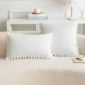 Fundas de cojín de terciopelo blanco con adornos de pompones en un sofá beige - 30x50cm(Solo funda) / Blanco perla