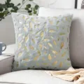Housse de coussin élégante en fausse fourrure grise avec plumes dorées pour canapé - Gris clair