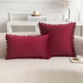 Elegantes fundas de almohada de terciopelo burdeos con pompones en un sofá beige - Solo Funda (Sin Relleno) / 30x50cm / Cobre Retro