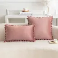 Fundas de cojín de terciopelo con pompones en rosa empolvado en sofá blanco - 30x50cm(Solo funda) / Castaño