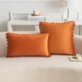 Juego de dos fundas de cojín de terciopelo naranja suave con borde decorativo de pompones - Solo Funda (Sin Relleno) / 30x50cm / Naranja