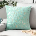Housse de coussin en fausse fourrure turquoise avec plumes dorées sur canapé - Vert