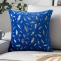 Housse de coussin bleu roi en peluche courte avec motif de plumes dorées élégantes - Bleu Saphir