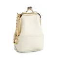 Mini astuccio portagioie in pelle martellata bianca con chiusura a scatto oro e catena. - Bianco