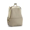 Mini-Schmucktasche aus taupefarbenem Kieselleder mit elegantem goldenem Bügelverschluss - Elefantengrau