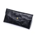 Pochette a busta lunga in vera pelle nera vintage con un bottone a pressione dorato - Nero