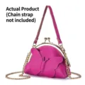 Porte-monnaie en cuir de vachette fuchsia avec motif papillon et fermoir. - 仅包袋 (不含链条) / Rose rouge