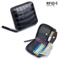 Cartera de cuero negro con patrón de cocodrilo, cremallera y protección RFID interna. - Negro