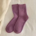 Einfarbige lila Wollsocken mit weicher Kaschmir-ähnlicher Textur - Einheitsgröße (EU 33-40) / Dunkellila