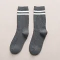 Damen Mittelsocken, dunkelgrau mit weißem Streifendesign, College Sportstil, weiche Baumwolle. - 36-39 / Dunkelgrau