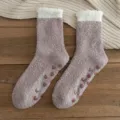 Calcetines de invierno suaves de felpa coral para hombre con corazones antideslizantes. - Suela con Agarre (39-44) / Café