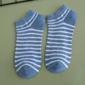 Hochwertige blau-weiß gestreifte Baumwoll-Füßlinge in einem minimalistischen Stil - Einheitsgröße (36-39) / Blau (1 Paar)