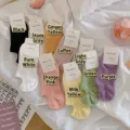 Bunte, unsichtbare Füßlinge in verschiedenen Dopamin-Farbtönen auf weißem Leinenstoff - Einheitsgröße (35-40) / Reinweiß