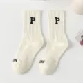 Warme cremeweiße Frottee-Socken mit schwarzer P-Buchstaben-Stickerei für Damen - Einheitsgröße (35-40) / Verdickter Frottee / Weiß