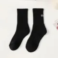Gemütliche schwarze Damen Socken mit feiner weißer Stickerei im Detail - Einheitsgröße (35-40) / Verdickter Frottee / Schwarz