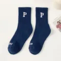 Navyblaue Wadenstrümpfe mit weißem P-Buchstaben-Stickerei und Rippstrick-Struktur - Einheitsgröße (35-40) / Verdickter Frottee / Marineblau