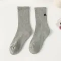 Graue dicke Winter-Socken mit gerippter Textur und 'th' Buchstaben-Stickerei-Detail - Einheitsgröße (35-40) / Verdickter Frottee / Grau