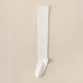 Chaussettes de compression hautes unies blanches, confortables et élégantes pour femmes. - Taille unique / 53cm / Blanc