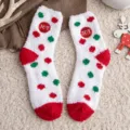 Gemütliche weiße flauschige Weihnachtssocken mit roten und grünen Punkten und JOY-Aufnäher - 35-40 / Bestickter Punkt JOY Stil (1 Paar)