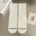 Weiße Wadenlange Baumwoll-Sportsocken mit ATTENTION Buchstabenprint und Rippbündchen. - Einheitsgröße (34-41) / Weiß