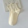 Weiche cremefarbene Baumwoll-Mittelsocken mit bequemen Rippbündchen für Damen - Einheitsgröße (34-40) / Beige
