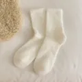 Flauschige weiße Mohair-ähnliche Winter-Socken für Damen - Einheitsgröße / Milchweiß
